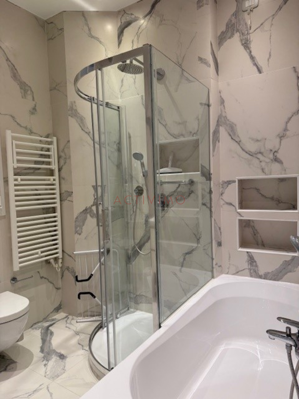 salle de bains avec douche baignoire et wc de la chambre 1