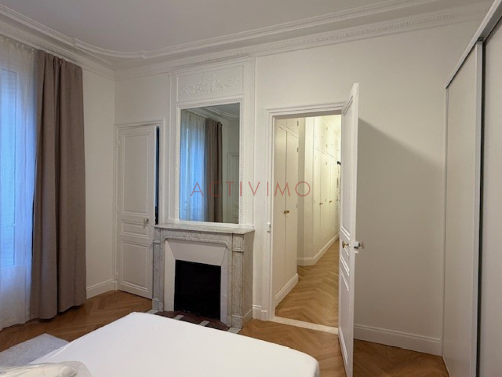 chambre 2 avec sa salle de douche